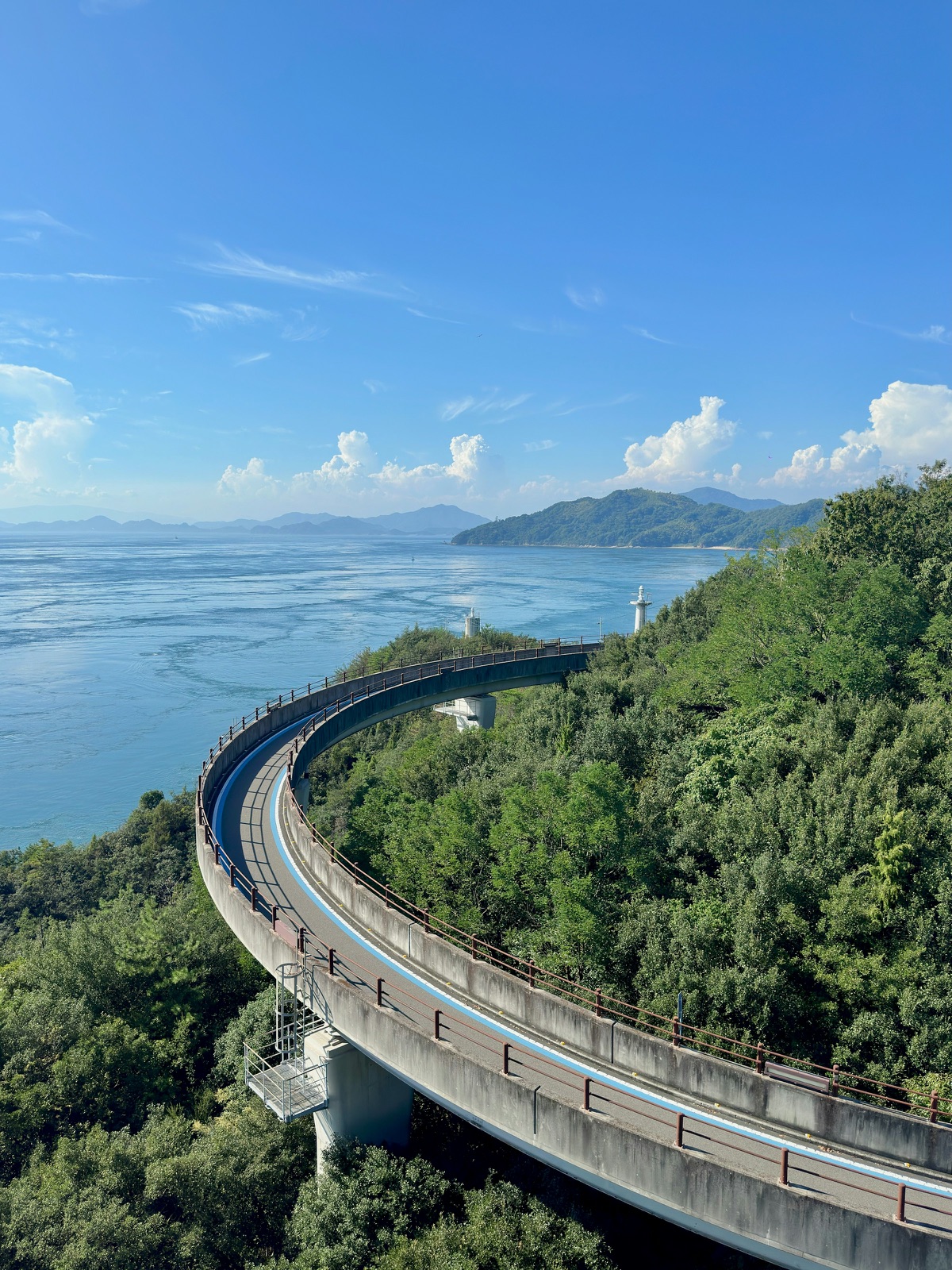 海沿いを曲がる道と瀬戸内の島影(しまなみ海道)