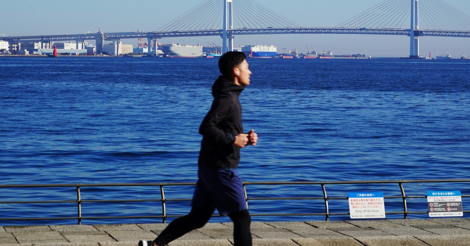 海沿いの遊歩道を走るランナー